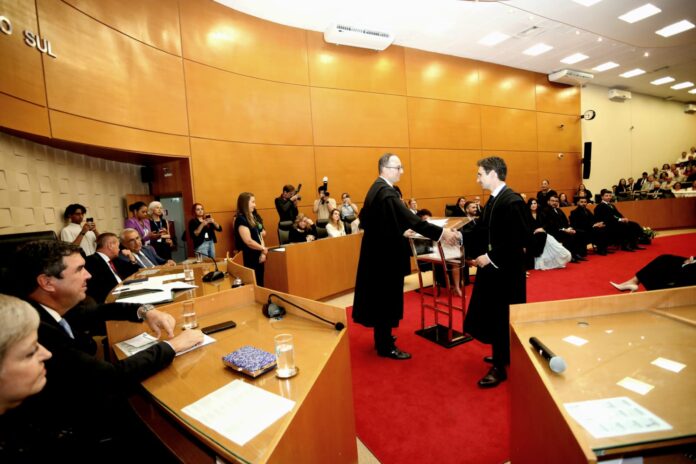 Em posse de novos defensores públicos, governador destaca desafio da inclusão