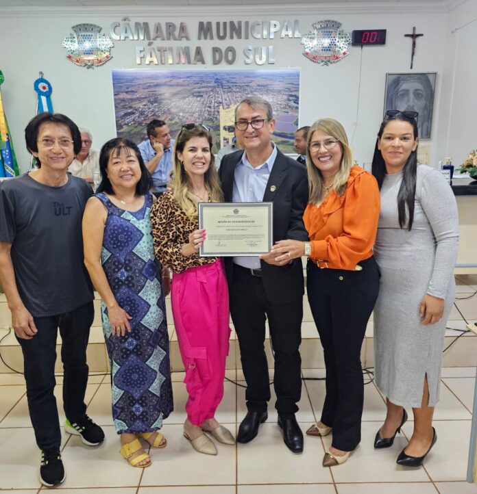 Escrivão da Polícia Civil é homenageado por vereadores de Fátima Escrivão da Polícia Civil é homenageado por vereadores de Fátima do Sul, pelos 30 anos de serviços prestados
