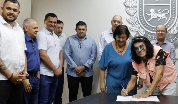 Novos convênios com municípios somam R$ 81,9 milhões, garantindo obras Novos convênios com municípios somam R$ 81,9 milhões, garantindo obras e melhorias aos sul-mato-grossenses