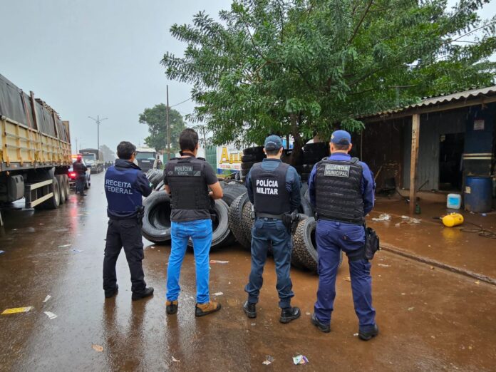 Operação conjunta apreende mais de 120 pneus de caminhões em Ponta Porã