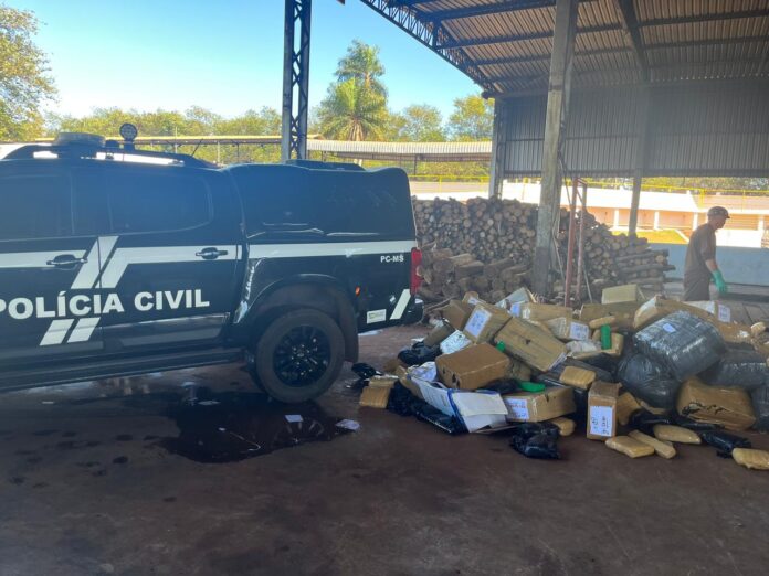 Polícia Civil incinera 3,5 toneladas de drogas em Sidrolândia Polícia Civil incinera 3,5 toneladas de drogas em Sidrolândia