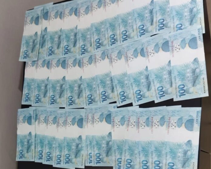 Polícia Civil prende quatro pessoas que trocavam moeda falsa em Rio Negro