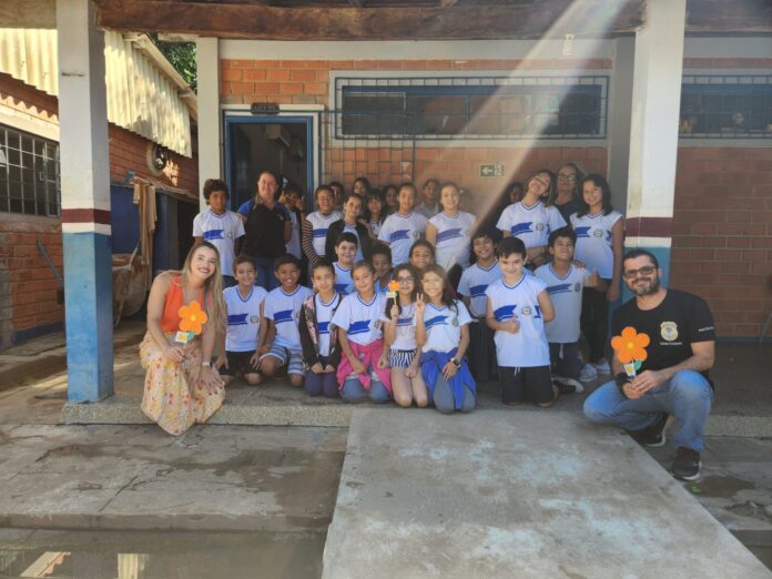 Polícia Civil realiza palestra em Coxim sobre o “Maio Laranja” Polícia Civil realiza palestra em Coxim sobre o “Maio Laranja”