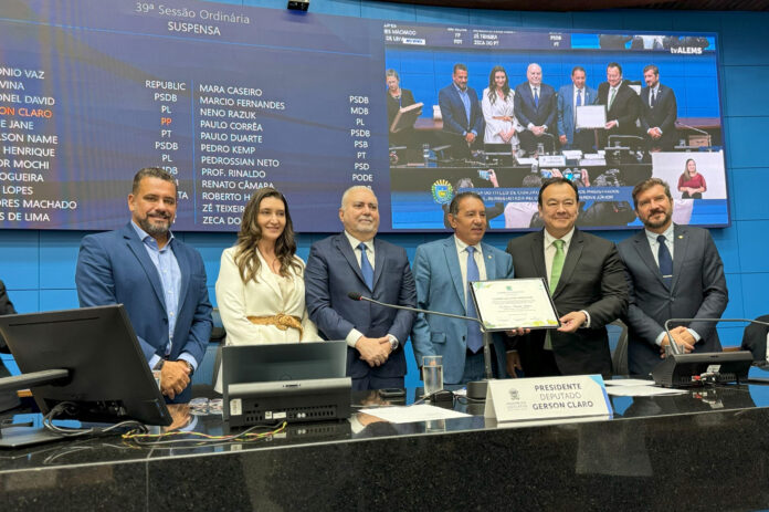 Presidente da ALEMS entrega Título de Cidadão Sul-Mato-Grossense ao Presidente Presidente da ALEMS entrega Título de Cidadão Sul-Mato-Grossense ao Presidente da AMB