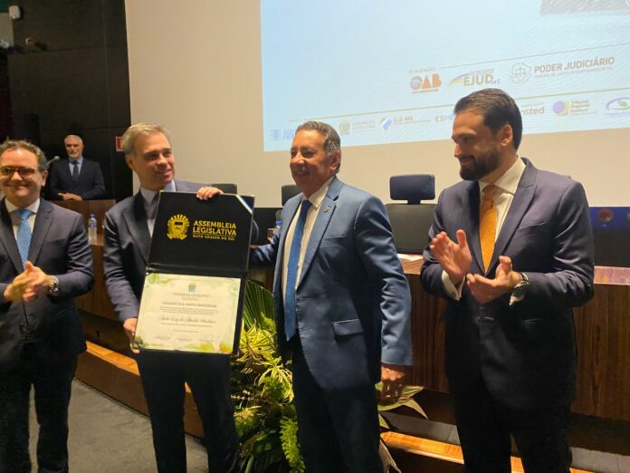 Presidente da ALEMS entrega título de cidadão sul-mato-grossense ao ministro André Mendonça