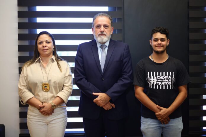 Reunião na Delegacia-Geral da Polícia Civil propõe inclusão de aba Reunião na Delegacia-Geral da Polícia Civil propõe inclusão de aba para denúncias de crimes contra animais no site da Delegacia Virtual