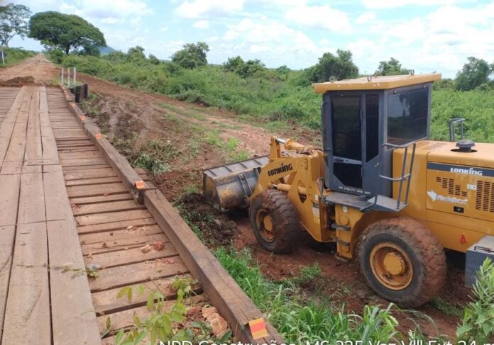 Bombeiros e Agesul atuam para preservar pontes, vegetação e moradias de ribeirinhos no Pantanal