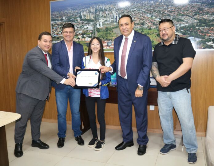 Carlão entrega Moção à campeã de xadrez nos Jogos Escolares, Carlão entrega Moção à campeã de xadrez nos Jogos Escolares, classificada para o Mundial, Pan-Americano e Sul-Americano