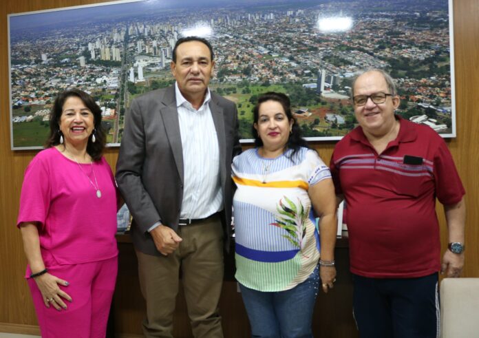 Carlão recebe representantes da Associação de Supervisores Escolares que reivindicam Carlão recebe representantes da Associação de Supervisores Escolares que reivindicam inclusão de vagas para especialistas no concurso da Semed