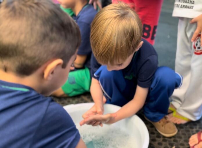 Com brincadeiras e diversão crianças aprendem cuidados para evitar a Com brincadeiras e diversão crianças aprendem cuidados para evitar a Síndrome Mão-Pé-Boca