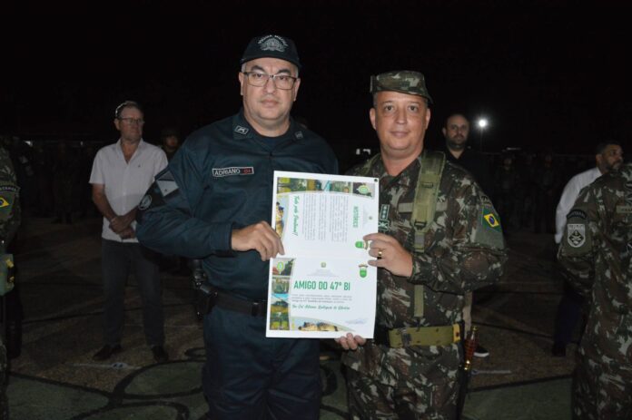 Comandante do 5º BPM recebe certificado de Amigo do 47º Comandante do 5º BPM recebe certificado de Amigo do 47º Batalhão de Infantaria em Coxim