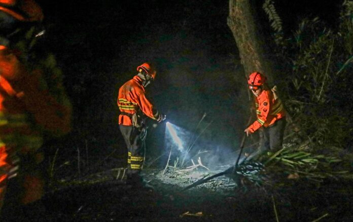 Frente fria favorece combate aos incêndios, e trabalho do Corpo Frente fria favorece combate aos incêndios, e trabalho do Corpo de Bombeiros volta a invadir a noite