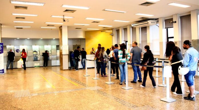 Lei garante prioridade em serviços bancários gratuitos para clientes Lei garante prioridade em serviços bancários gratuitos para clientes