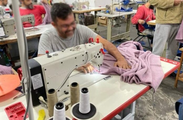 Mantas para vítimas de enchente no RS são confeccionadas na penitenciária de Três Lagoas