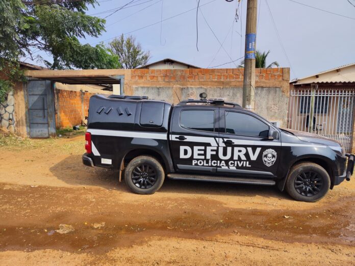 Polícia Civil prende casal em flagrante por ocultação de veículo Polícia Civil prende casal em flagrante por ocultação de veículo adulterado e apreende mais de uma tonelada de drogas em Campo Grande