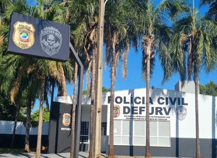 Polícia Civil prende dois por roubo de carro e recupera o veículo subtraído, em Campo Grande