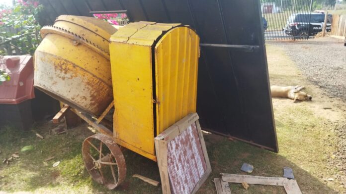 Polícia Civil recupera betoneira subtraída de sítio em Amambai Polícia Civil recupera betoneira subtraída de sítio em Amambai