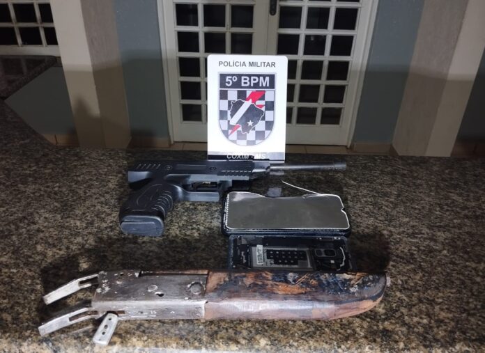 Polícia Militar Apreende Armas de Fogo após denúncia de violência Polícia Militar Apreende Armas de Fogo após denúncia de violência doméstica em Coxim