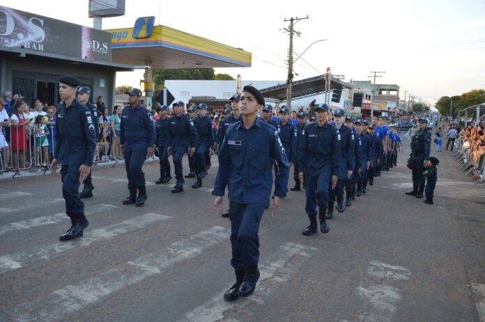 Polícia Militar Desfila no 36º Aniversário de Sonora com Proerd Polícia Militar Desfila no 36º Aniversário de Sonora com Proerd e Patrulha Mirim