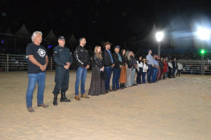 Polícia Militar Recepciona Autoridades e Participa da Abertura de Rodeio em Rio Verde