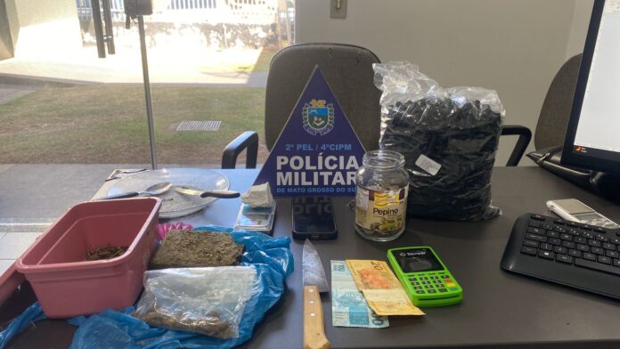 Polícia Militar e Polícia Civil prendem homem por tráfico de Polícia Militar e Polícia Civil prendem homem por tráfico de drogas em Costa Rica
