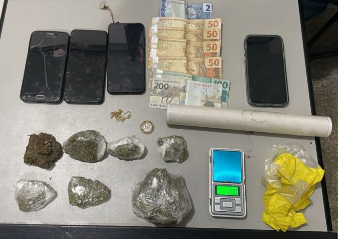 Polícia Militar prende duas pessoas por cometerem tráfico de drogas Polícia Militar prende duas pessoas por cometerem tráfico de drogas em Paranaíba