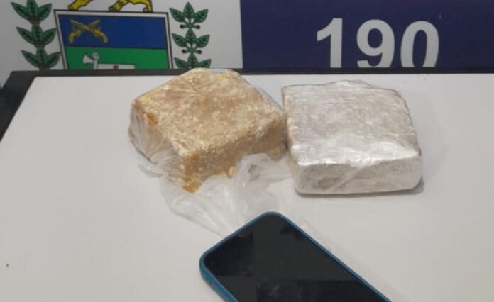 Polícia Militar prende mulher por tráfico e apreende drogas em Polícia Militar prende mulher por tráfico e apreende drogas em Paraíso das Águas
