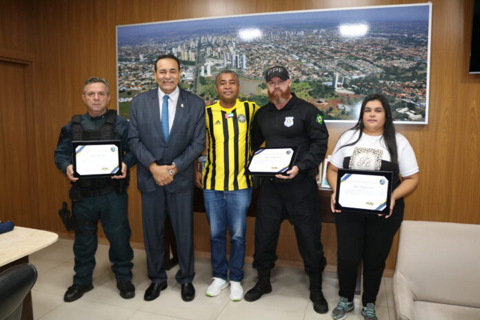 Presidente Carlão entrega honraria a Policial Penal Federal, Sargento da PM e Técnica de Enfermagem