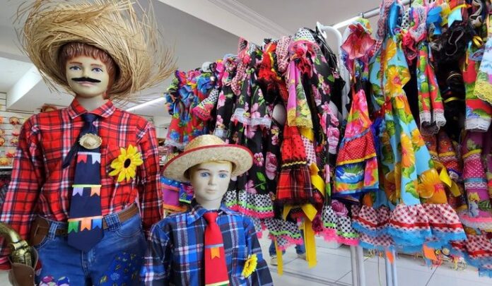 Trajes de festa junina têm variação de preços de até Trajes de festa junina têm variação de preços de até 314% em Campo Grande