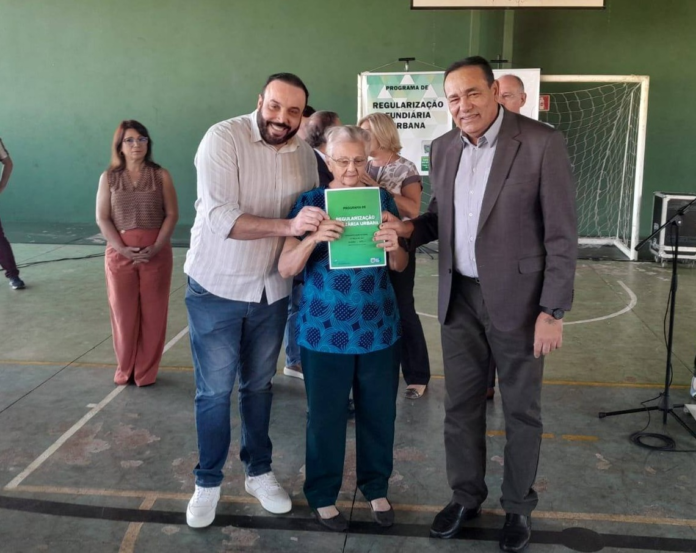 Vereador Carlão participa da entrega de 159 Títulos de Regularização Vereador Carlão participa da entrega de 159 Títulos de Regularização Fundiária no Conjunto Estrela do Sul