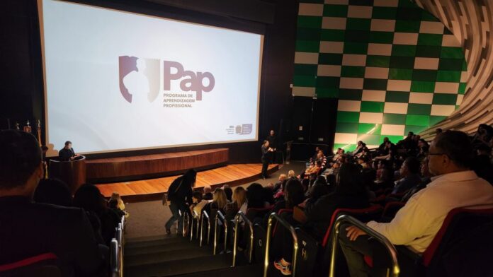 Com êxito de projeto-piloto, programa direciona ações para inclusão econômica Com êxito de projeto-piloto, programa direciona ações para inclusão econômica dos jovens