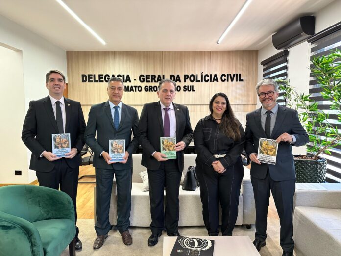 Delegado-Geral da Polícia Civil do Mato Grosso do Sul recebe coletânea de Livros sobre Inteligência e Segurança Pública em Campo Grande