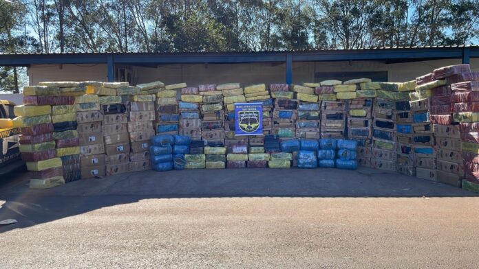 PMR da PMMS prende homem transportando 5 toneladas de drogas PMR da PMMS prende homem transportando 5 toneladas de drogas em um caminhão