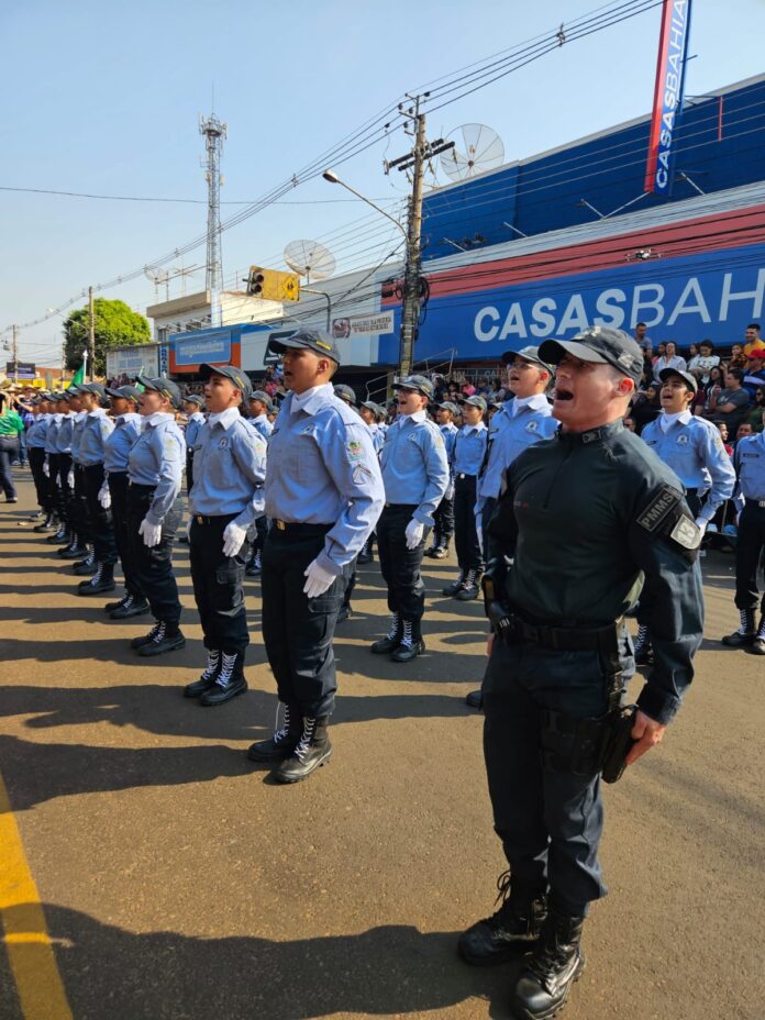 Patrulha Mirim Participa do Desfile Cívico e Cavalgada em Comemoração Patrulha Mirim Participa do Desfile Cívico e Cavalgada em Comemoração ao 167º Aniversário de Paranaíba