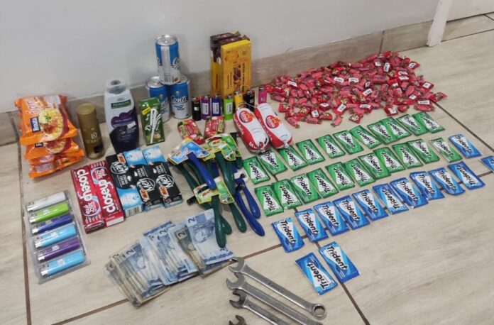 Polícia Civil apreende adolescentes autores de furto qualificado a estabelecimento Polícia Civil apreende adolescentes autores de furto qualificado a estabelecimento comercial e recupera objetos em Iguatemi