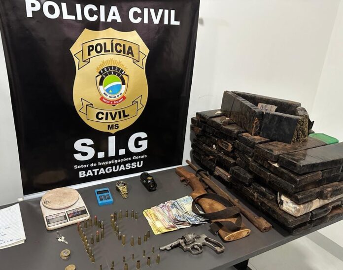 Polícia Civil estoura “bunker” com drogas e prende homem por Polícia Civil estoura “bunker” com drogas e prende homem por tráfico e porte ilegal de arma de fogo, em Bataguassu