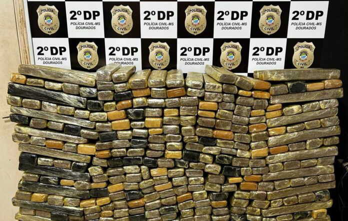 Polícia Civil intercepta carregamento de maconha em dois caminhões que Polícia Civil intercepta carregamento de maconha em dois caminhões que iriam para o estado de São Paulo e apreende 615kg da droga em Dourados