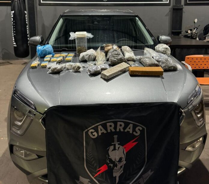 Polícia Civil prende 4 indivíduos por tráfico de drogas, associação Polícia Civil prende 4 indivíduos por tráfico de drogas, associação para o tráfico de drogas e receptação, apreende aproximadamente 8 kgs de substância entorpecente análoga à maconha e recupera um veículo roubado no estado do Rio de Janeiro, com indícios de adulteração de sinais identificadores