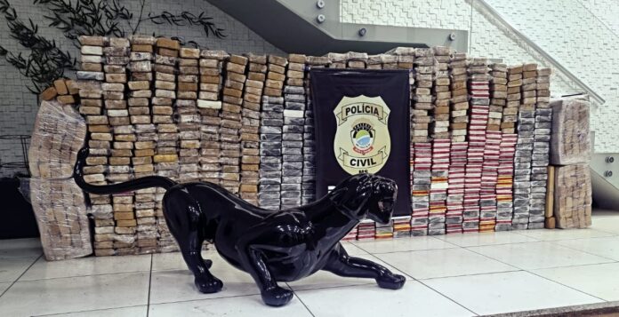 Polícia Civil prende um homem e uma mulher por tráfico Polícia Civil prende um homem e uma mulher por tráfico de drogas em Campo Grande