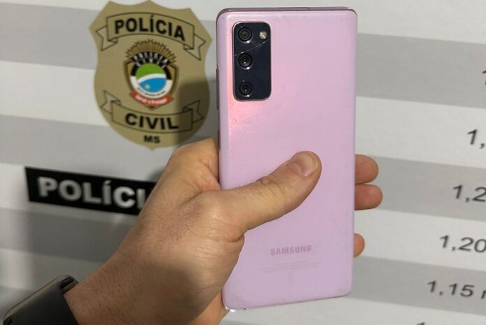 Polícia Civil recupera telefone celular subtraído no interior de agência Polícia Civil recupera telefone celular subtraído no interior de agência bancária local e indicia suspeito em Batayporã