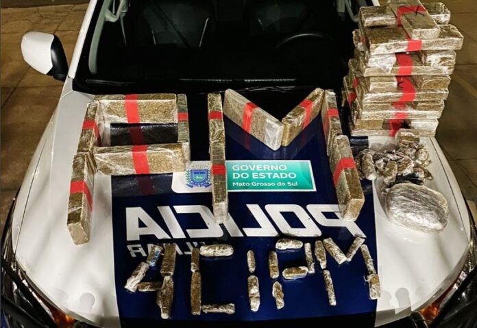 Polícia Militar apreende drogas e prende três por tráfico em Costa Rica