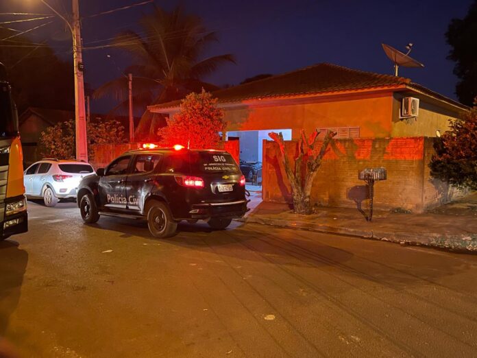 A Polícia Civil prende em flagrante indivíduo acusado da prática A Polícia Civil prende em flagrante indivíduo acusado da prática do crime de tráfico de drogas em Aparecida do Taboado