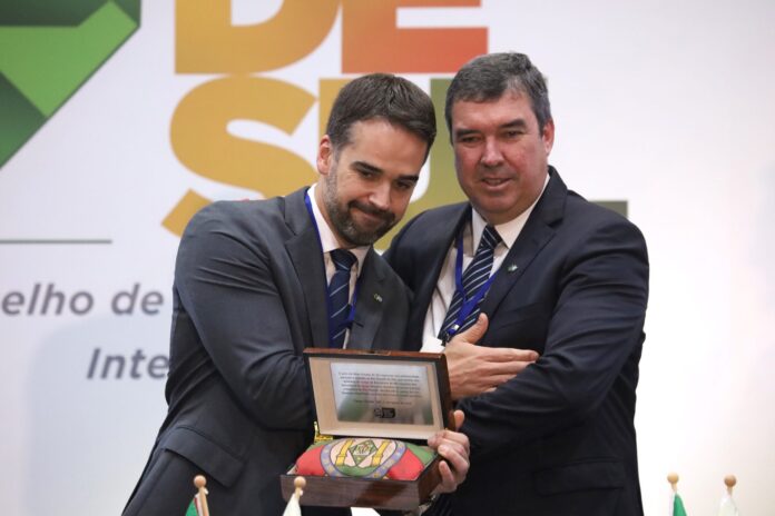 Bandeira resgatada no RS é entregue por MS como símbolo da reconstrução gaúcha