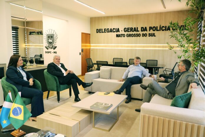 Delegado-Geral da Polícia Civil recebe prefeito de Jateí e analisa Delegado-Geral da Polícia Civil recebe prefeito de Jateí e analisa solicitação para lotação de delegado no município