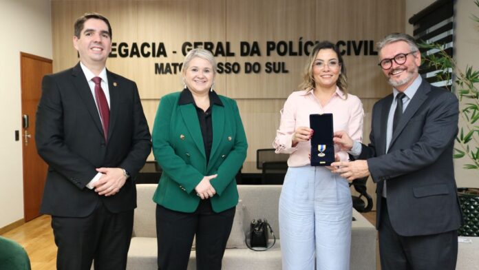 Delegado-Geral entrega medalha prêmio para juíza da comarca de Aquidauana Delegado-Geral entrega medalha prêmio para juíza da comarca de Aquidauana