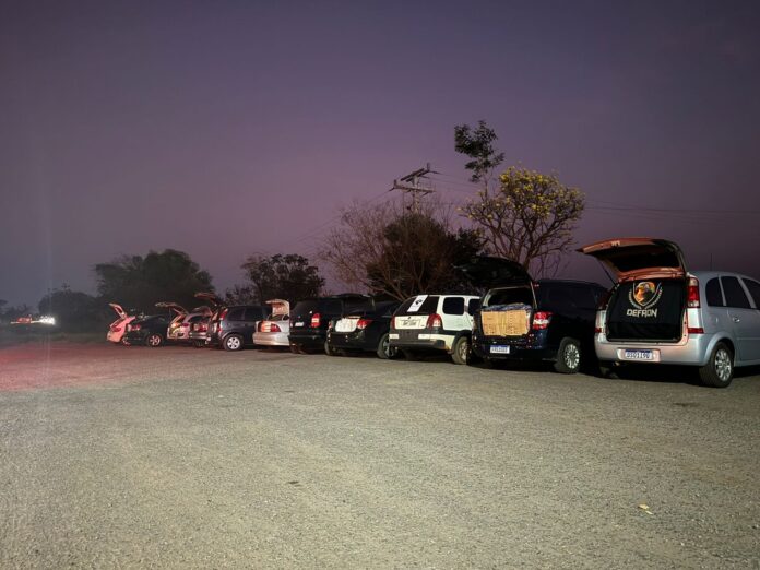 Durante operação conjunta, PCMS e Receita Federal apreendem R$ 1,5mi Durante operação conjunta, PCMS e Receita Federal apreendem R$ 1,5mi em veículos e mercadorias contrabandeadas