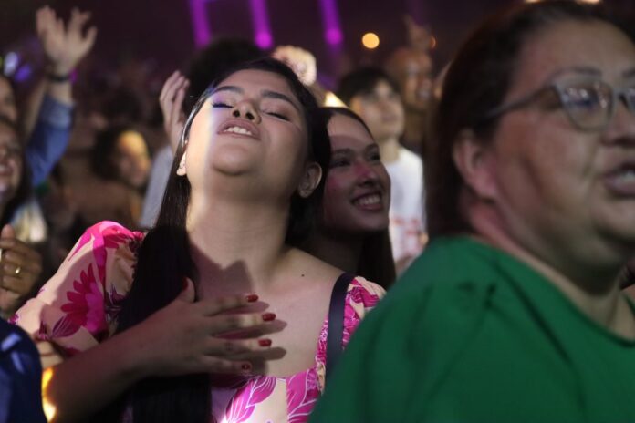 Em três horas de show, Alexandre Pires leva 15 mil Em três horas de show, Alexandre Pires leva 15 mil pessoas a uma viagem nostálgica no Palco Lua