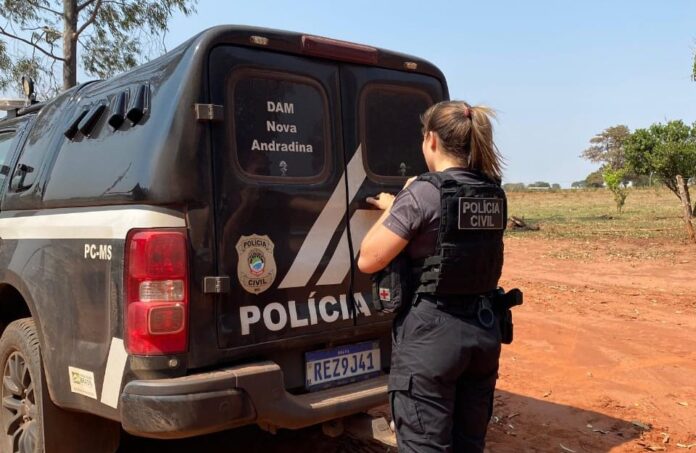 Polícia Civil prende homem em flagrante por posse irregular de Polícia Civil prende homem em flagrante por posse irregular de arma de fogo, após ter ele ameaçado sua esposa em Nova Andradina