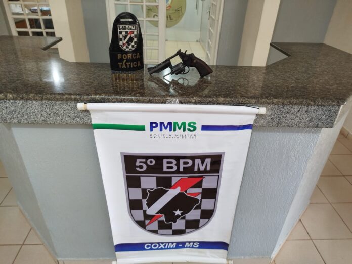 Polícia Militar prende homem com mandado de prisão e posse Polícia Militar prende homem com mandado de prisão e posse irregular de arma em Coxim