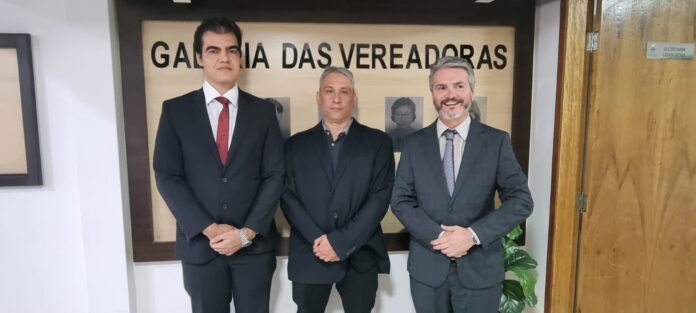 Policiais Civis são homenageados pela Câmara de Bandeirantes por terem Policiais Civis são homenageados pela Câmara de Bandeirantes por terem elucidado homicídio ocorrido no ano passado em São Gabriel do Oeste, envolvendo um produtor rural de Bandeirantes